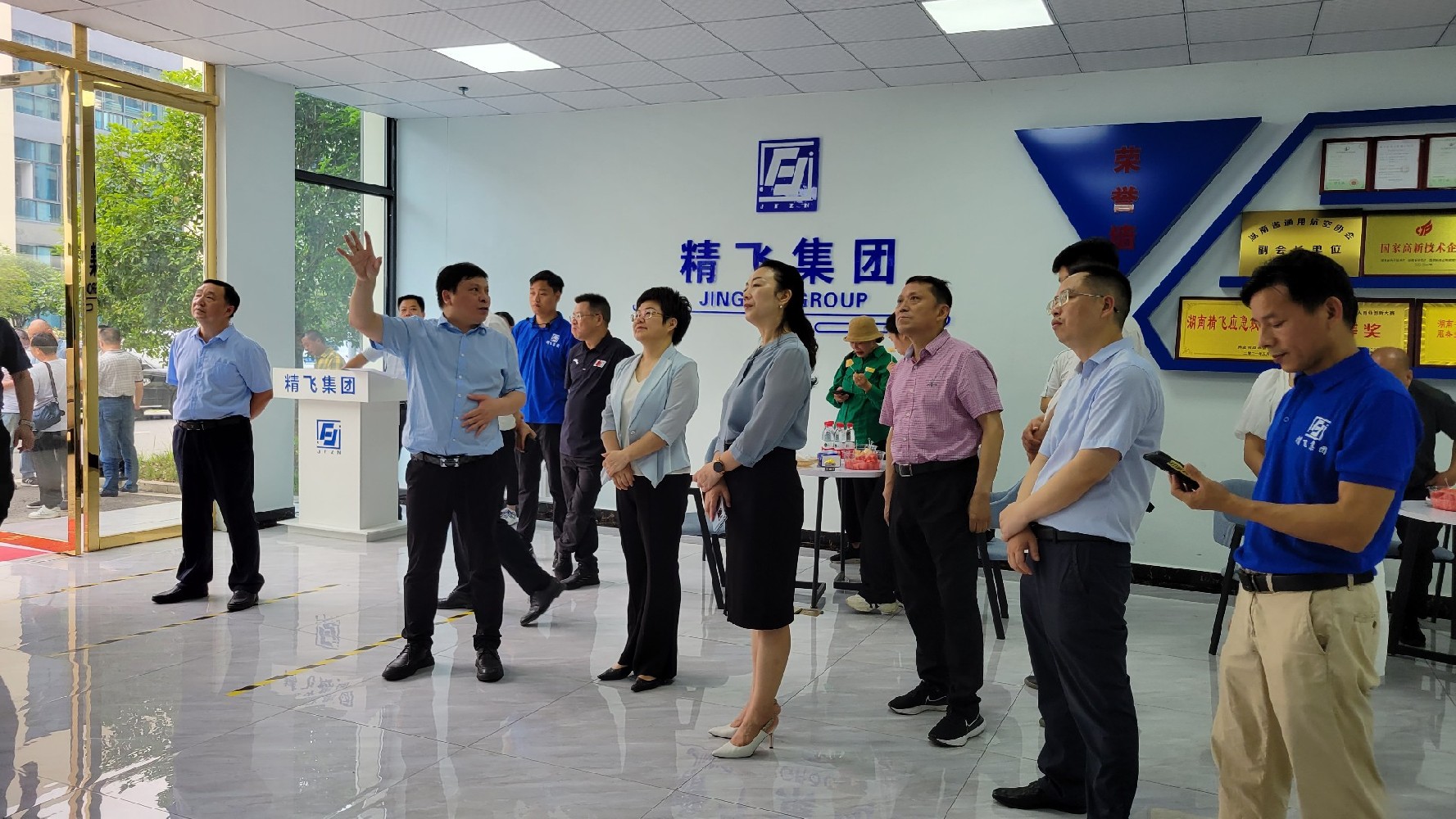 婁底市委常委、副市長(zhǎng)謝學(xué)龍率隊(duì)蒞臨精飛集團(tuán)調(diào)研數(shù)字化轉(zhuǎn)型